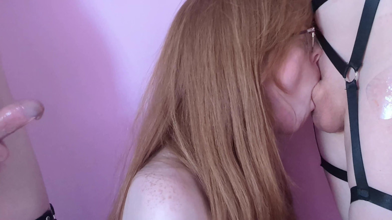 PrincessKitti3: Na kolenou sání mých dvou trans spolubydlící čůráků