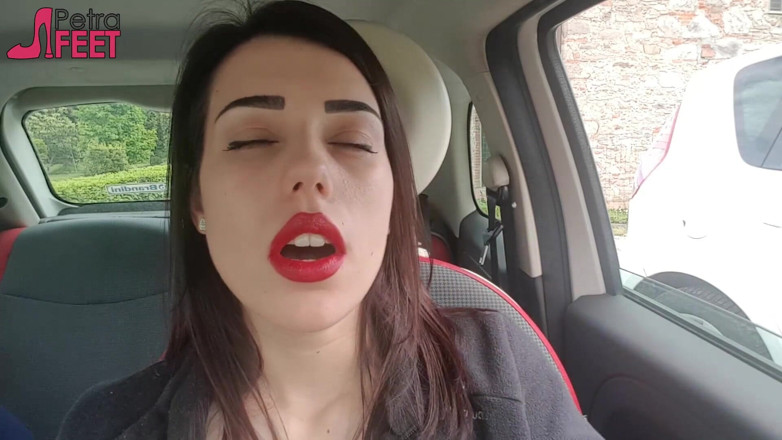 Smokin Fetish: La belle Petra fume dans sa voiture