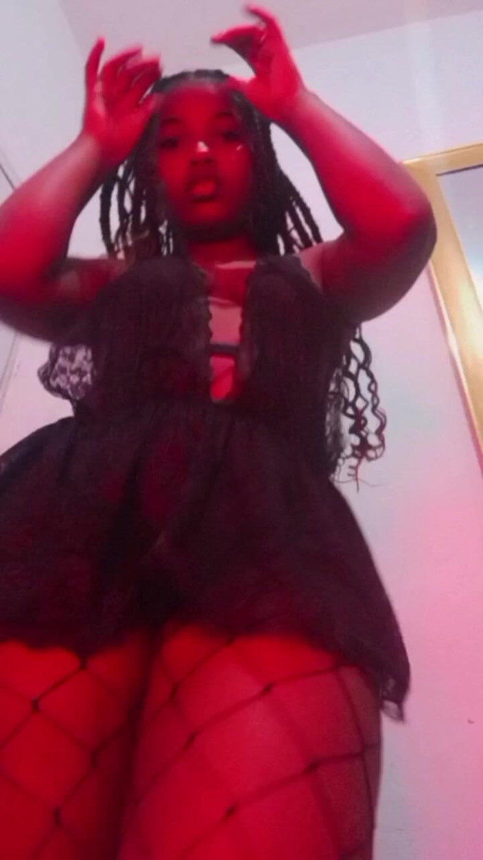 Minayi: Adoro rendere una maliziosa ricca e iniziare a ballare in...