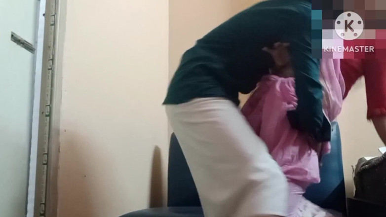 Jink: Das zimmermädchen wurde vom stiefsohn des besitzers gelassen, dem er...