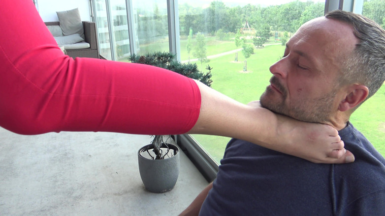 Femdom Austria: Against the larynx until the railing breaks!