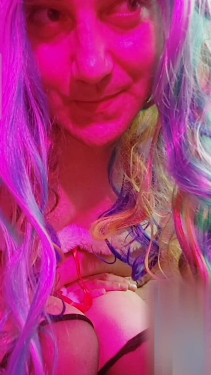 Kitty_Cross: Koyu pembe ambiyanslı büyük götlü güzel kadın taytını giydiriyor