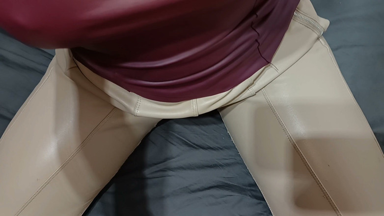 Leather Addict: 후배위 섹스 후 내 엉덩이에 사정하는 POV