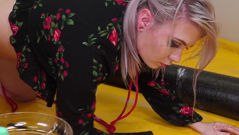 Assylum & Slavemouth: Teenka dostane drsný anál a trest chcaní ve stánku s...