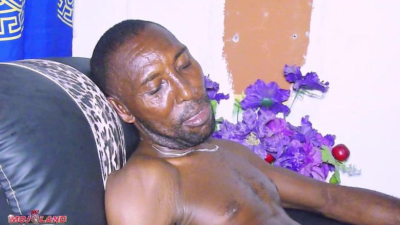 Mojoland: Ibu rumah tangga yang bahagia menari dengan suaminya