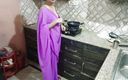 Saara Bhabhi: 부엌에서 생일에 의붓아빠를 놀라게 하는 인도 계모 Saarabhabhi6 롤플레이 핫한 섹시