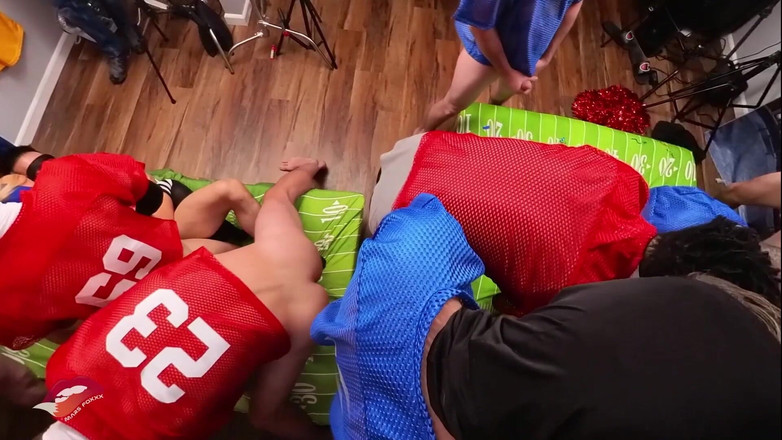 Danielle Renae: Fotbalisté Vs Roztleskávačky 360 Bts