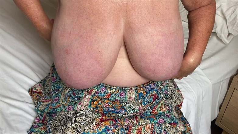 Mr MF: Paní zralá nohama dává opalovací krém