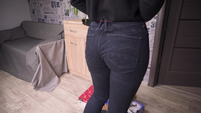 Teasecombo 4K: Watching Hot Stepmom with Panty Line Bending and Cleaning