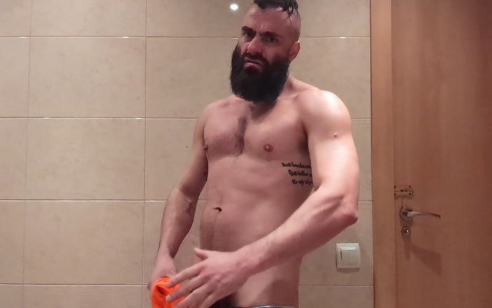 The bearded master: 아빠는 훈련 후 냄새를 맡는 걸 좋아해.