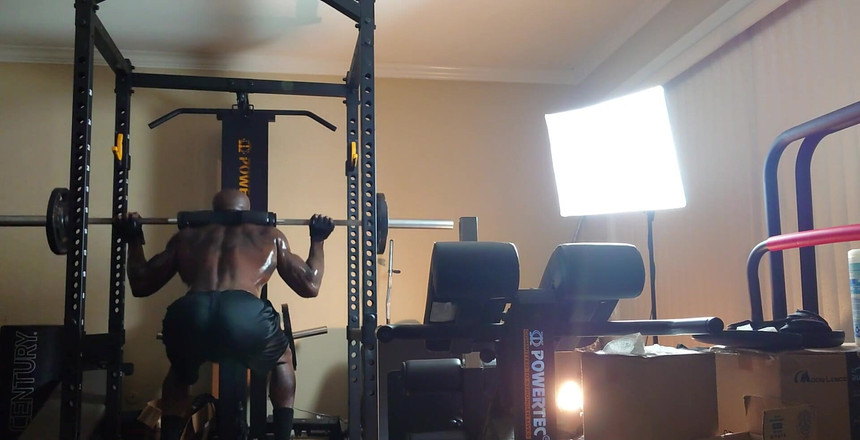 Hallelujah Johnson: Ночная тренировка в спортзале с большим черным членом