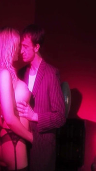 Elegantní milf scéna 2 prsatá blonďatá milfka má ráda naloženo na její šaty
