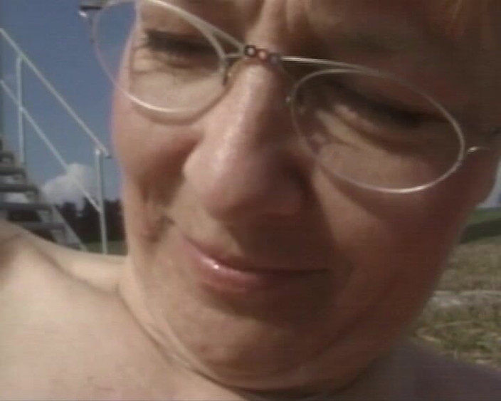 BB Video - Vintage Story: Bionda matura si masturba in un campo