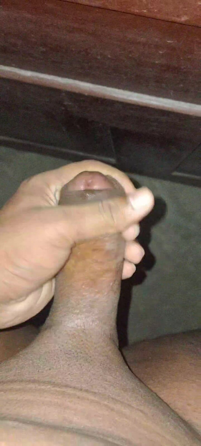 Rajveer Bhumihar: Seorang lelaki muda India bertelanjang di atas katil, dan melakukan...