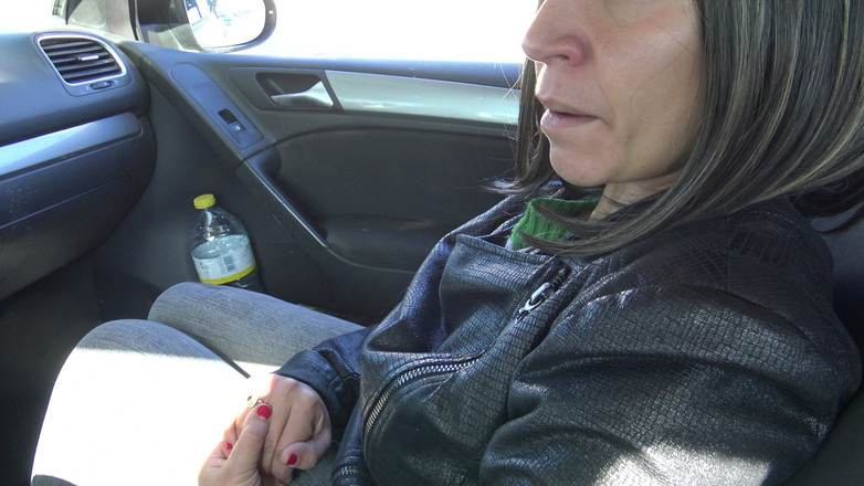 Stepmom Susan: 털이 무성한 보지를 보여달라고 애원하는 발정난 배다른 아들