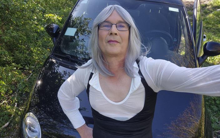 Shystockings: Madura mariquita montando consolador por carretera ocupada