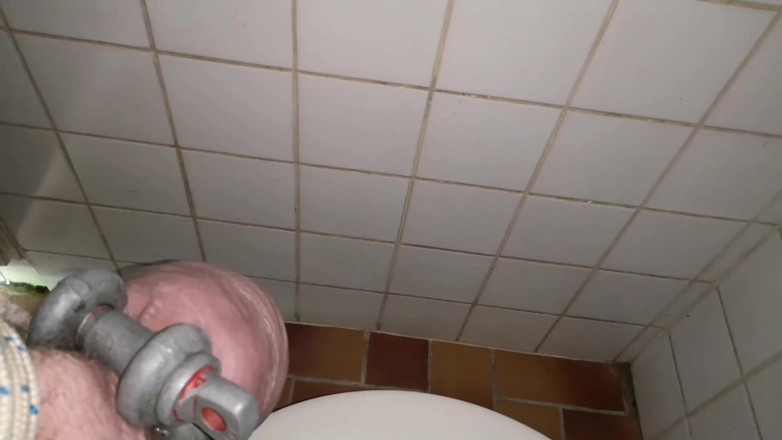 Monster_Meat_: Masturbando no banheiro