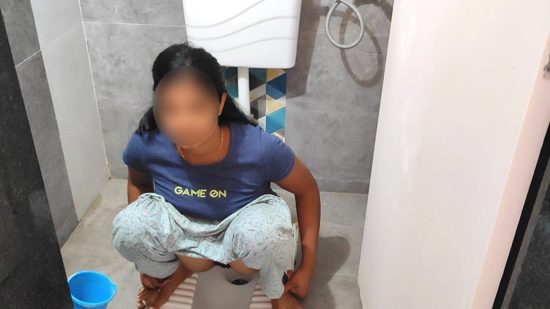 Sexy Komal: 科马尔陪他进了浴室撒尿。