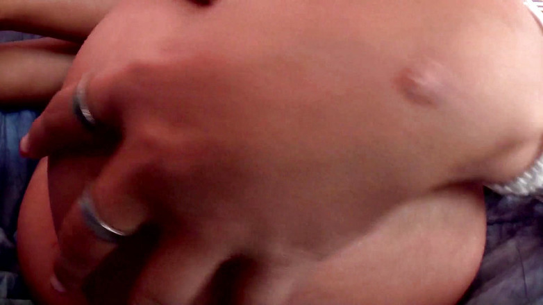 MMV German Amateur: Seksi esmer yaramazlık yapıyor ve amıyla oynamaya başlıyor