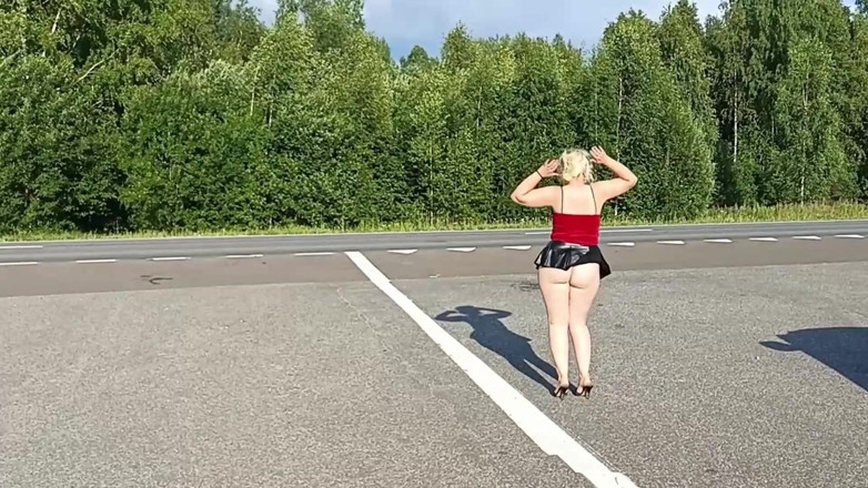 RedRoseRus: Provocano Gli Automobilisti in Autostrada
