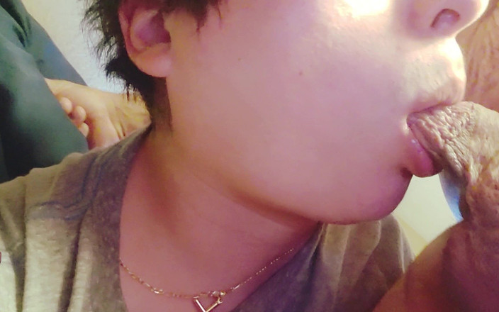 Lymph Guy: Un latino s’amuse à sucer un vieux papa