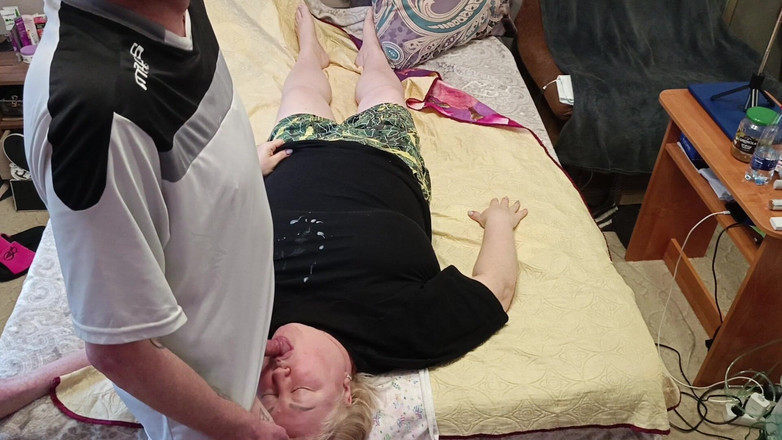 Zona901: Îmi masturbez pula și îmi fut mama vitregă în gura mea pentru a...