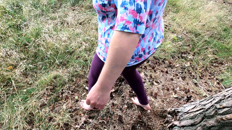 Bouncy Tits Action: Complet nu dans les bois - elle se fait battre le...