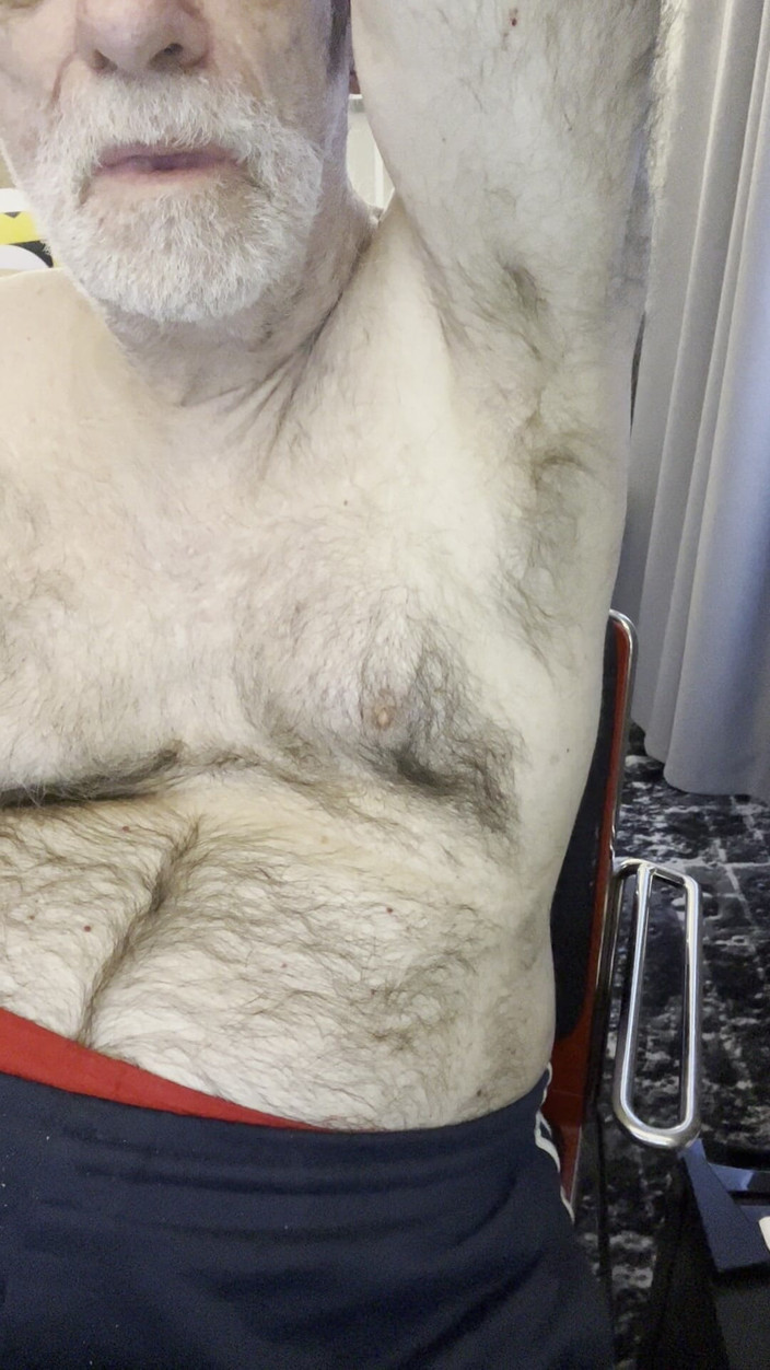 Coach Karl dude lodge: Trainer Karls pelzige achselhöhlen