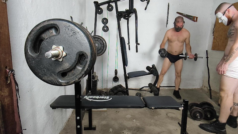 carmonaoficial: Jatuh dan telanjang di gym di tengah Halloween