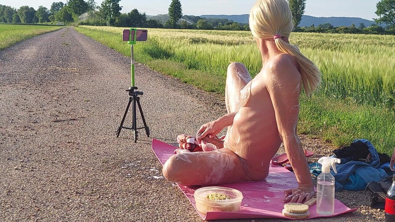 sweetfeet29: Exposición real: ducha y orgasmo en público, no puedo creer...