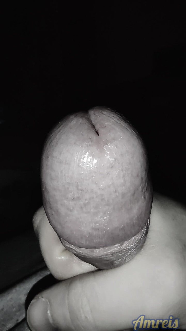Amreis: 深夜射精。在鸡巴上滑动包皮。特写高潮。