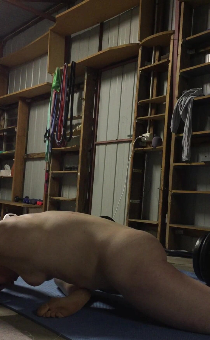 Michellexm: Barbells biasin memekku apalagi aku sampai berkeringat pulang olahraga