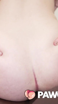 Une PAWG au visage frais se fait baiser par un papa à grosse bite noire