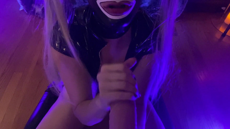 TheRealKittyD: Latex hood, pipe baveuse, POV
