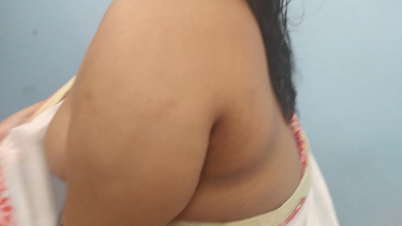 Aria Mia: Tante seksi tetangga tanpa blus menggoda pembantunya sendiri