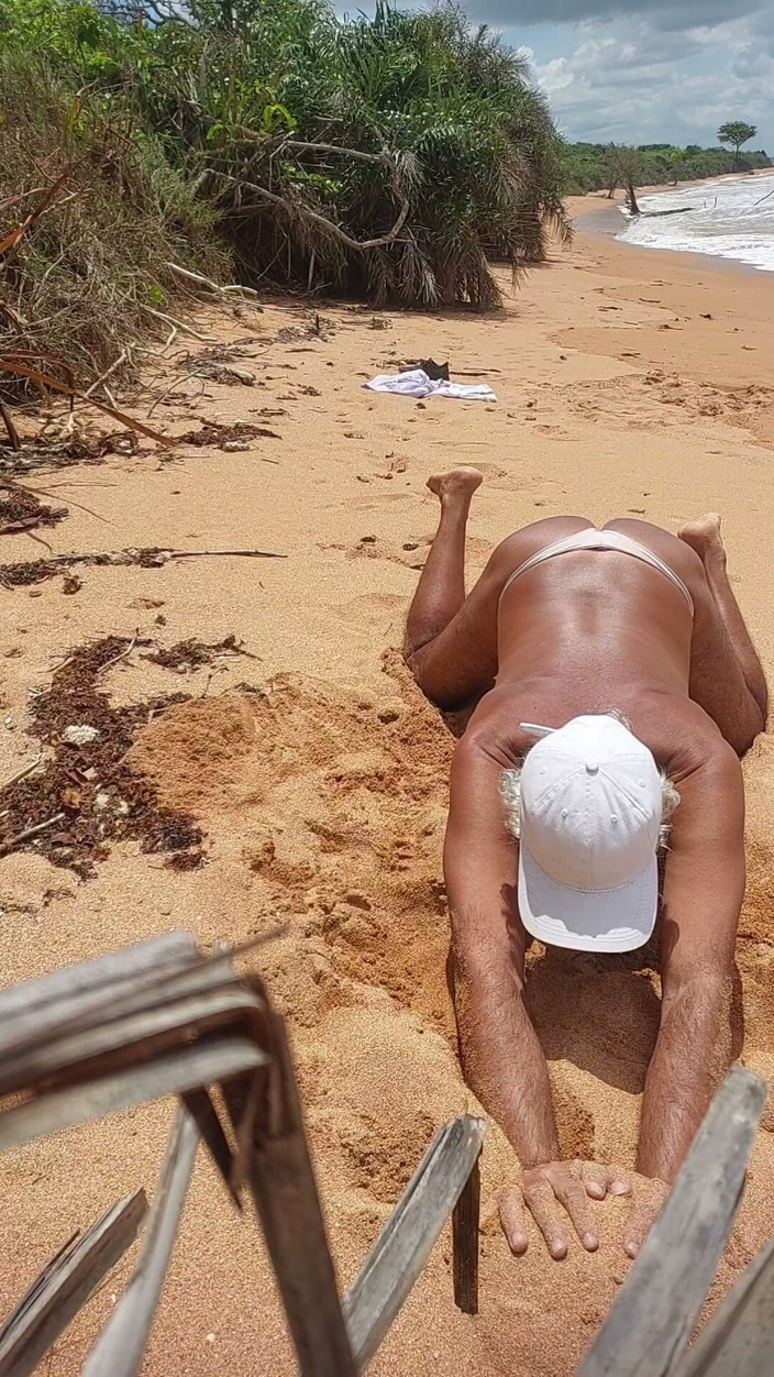 Ladysilvas: Ladysilva Femboy am strand trägt höschen, zeigt ihren heißen dicken...