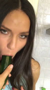 สาวรัสเซีย Nataly Gold ใช้แตงกวาเย็ดหีที่เธอปรารถนา