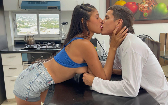 SOFIAYRIKY: 隣人は私が一人で家にいる間に彼女の巨大なペニスで私に素敵な性交をします