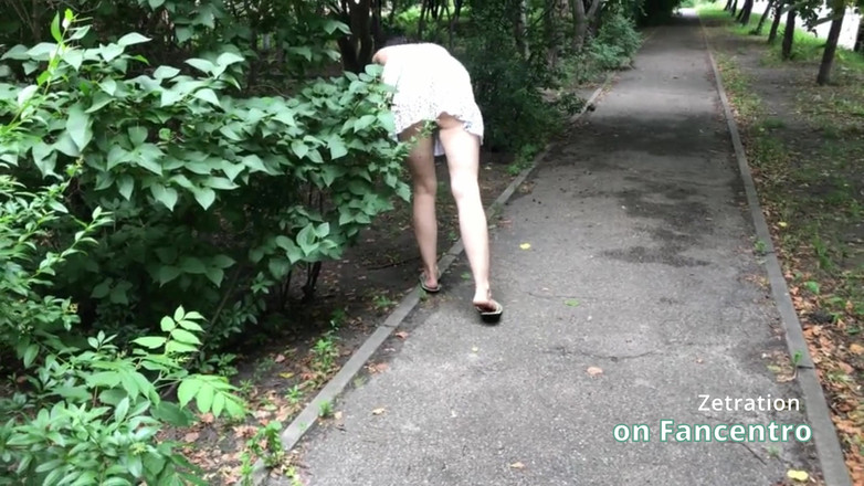 Zetration: O brunetă superbă se joacă obraznică în parcul tău fără chiloți!