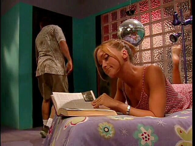 The Babe Next Door: Une bombasse sexy rêve de son docteur