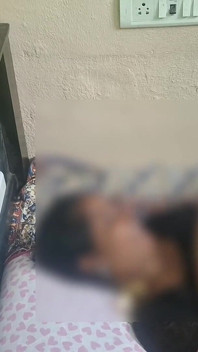 Hintli üvey kız kardeş seks için üvey erkek kardeşini ve arkadaşını sikiyor
