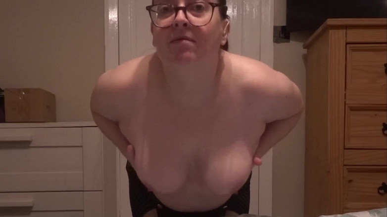 Littlevixen: सेक्सी सेक्रेटरी कपड़े उतार रही है