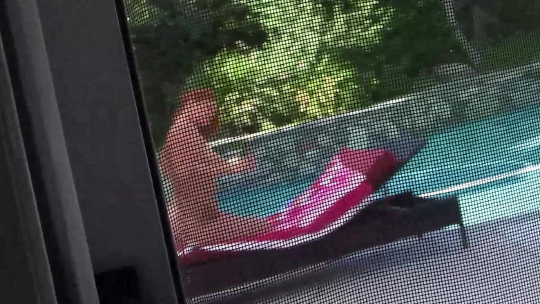 Blazing Teens: Olgun hatun vibratörle amını parmaklıyor