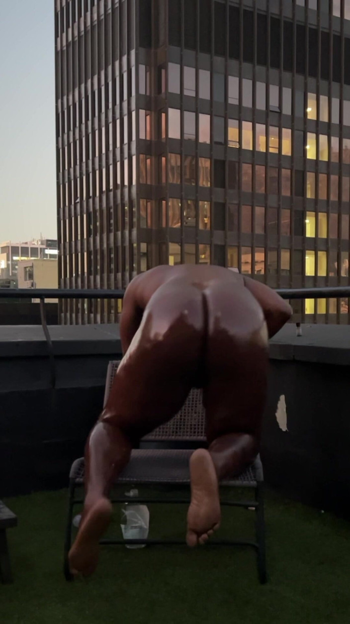 DADDYBLACKXXX: Velký černý čůrák naolejovaný zvedání a twerking venku