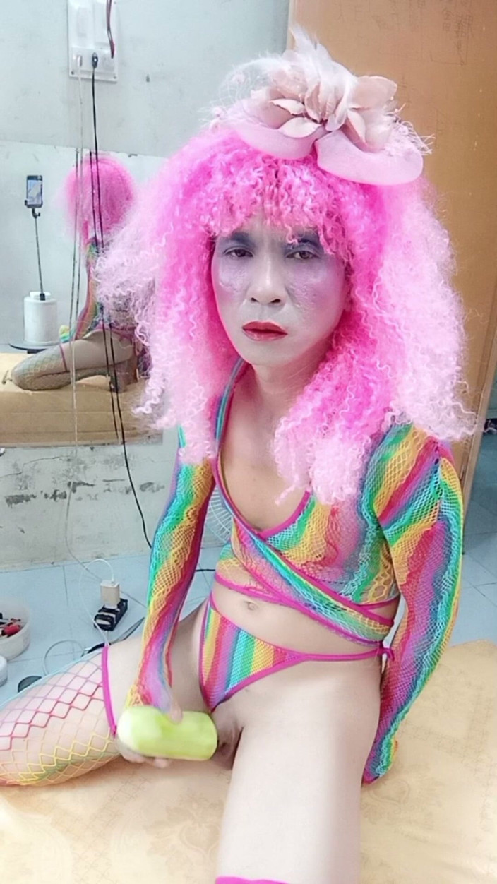 nguyen dang thien tri: Transgender Le memakai pakaian seksi dan bermain cawan seks