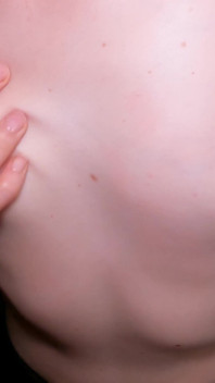 Una bella ragazza di 18 anni vuole farsi sborrare sulle sue piccole tette!