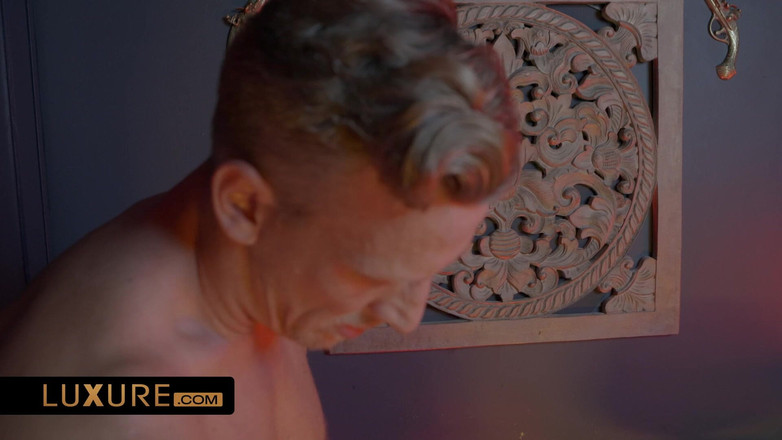 Luxure: 캐롤리나를 깨어난 낯선 사람