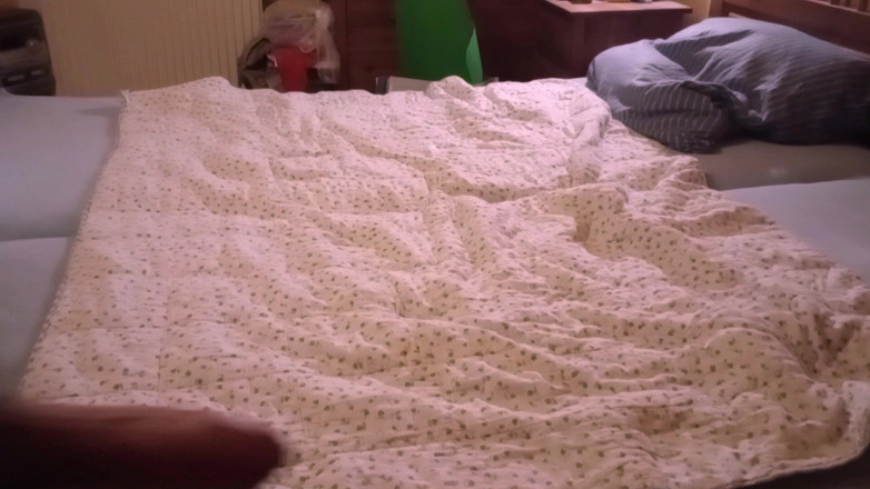 Mark Hannes: Cewek sange ini lagi asik masturbasi di ranjang