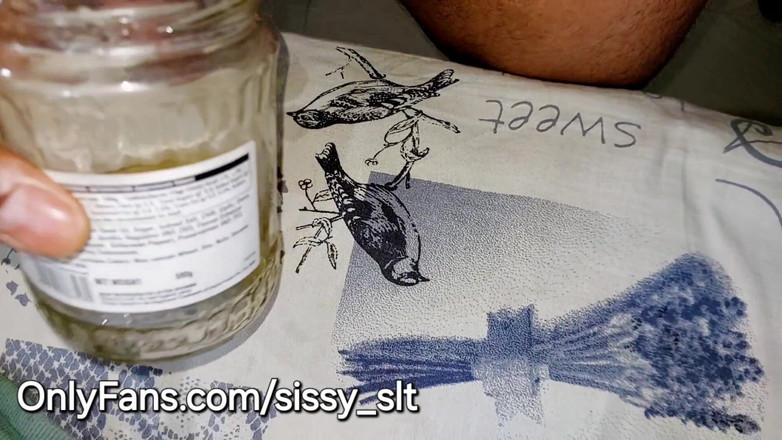 Sissy Bisexual: Peluda minúscula pau mijando e esfregando compilação