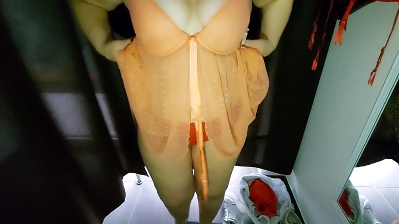 Sexi Ledy: Sexy lady trying on lingerie in fitting room